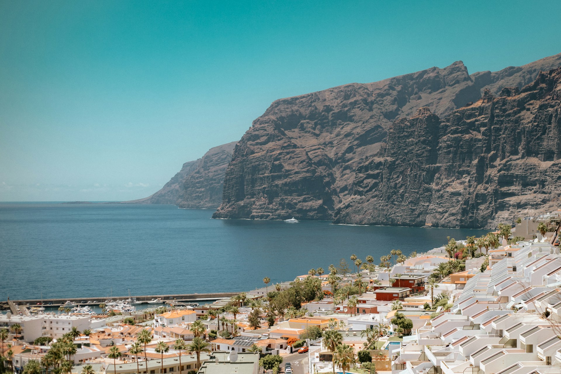 Los Gigantes Tenerife - Foto de Eugen Sacalî en Unsplash